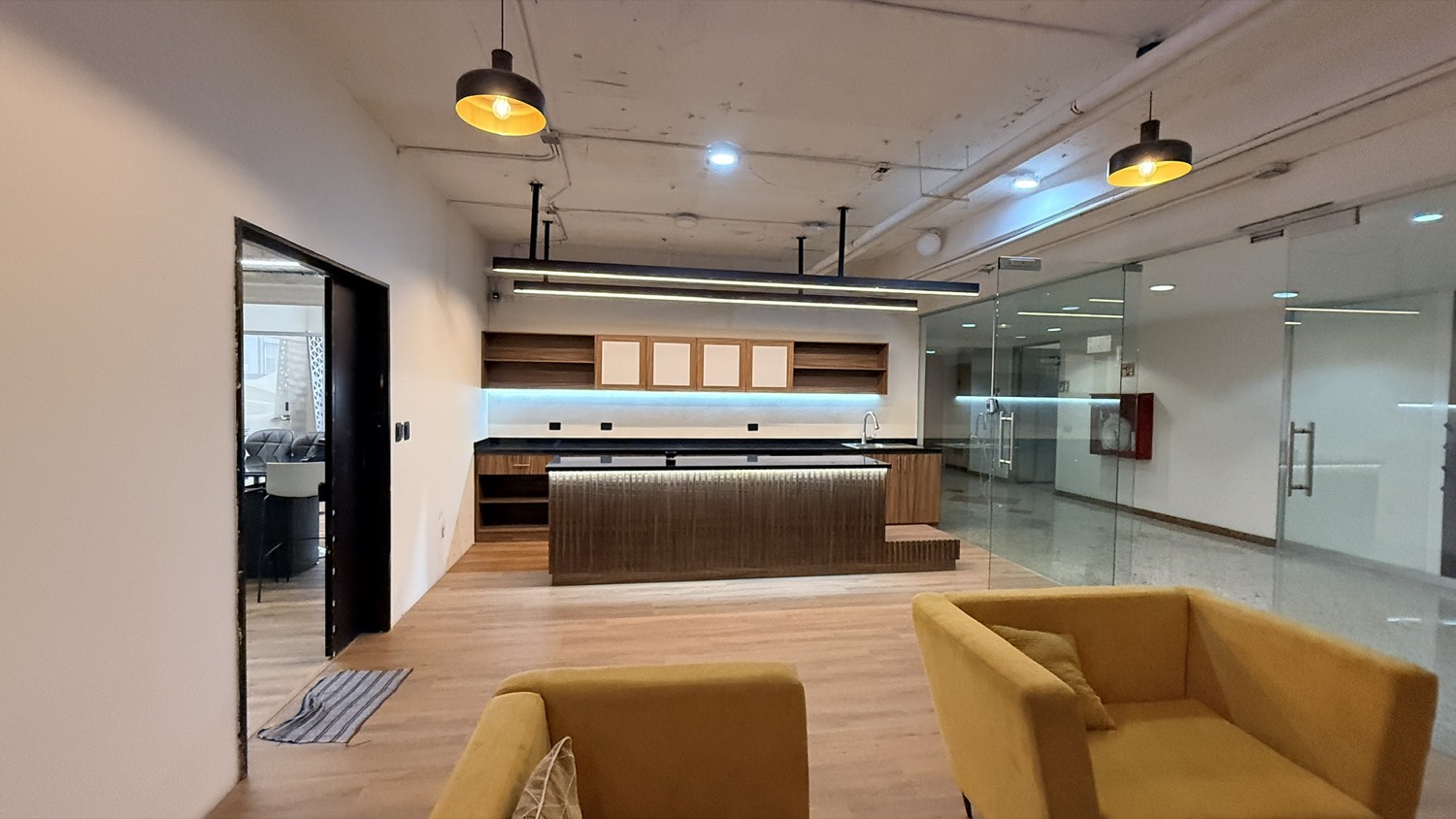 barra, cocina y área común del foro