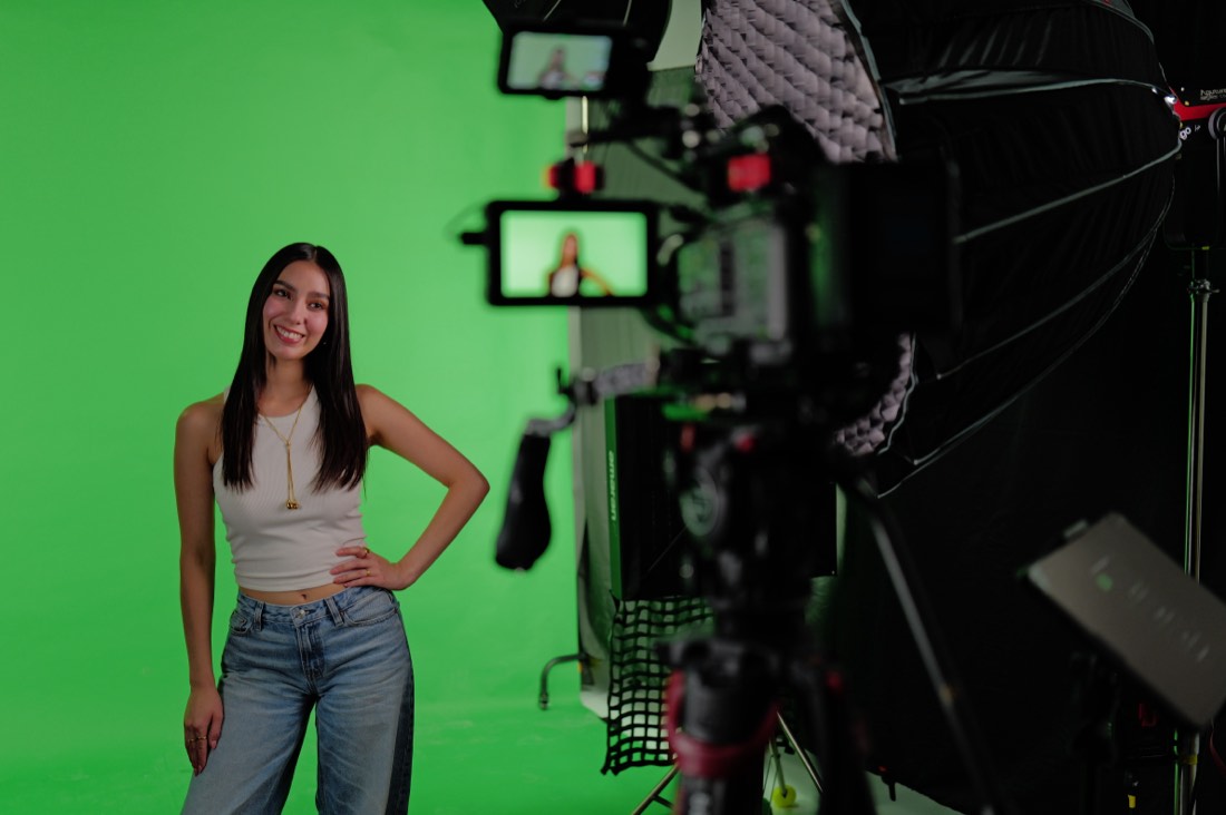 presentadora frente a cámara grabando un curso
