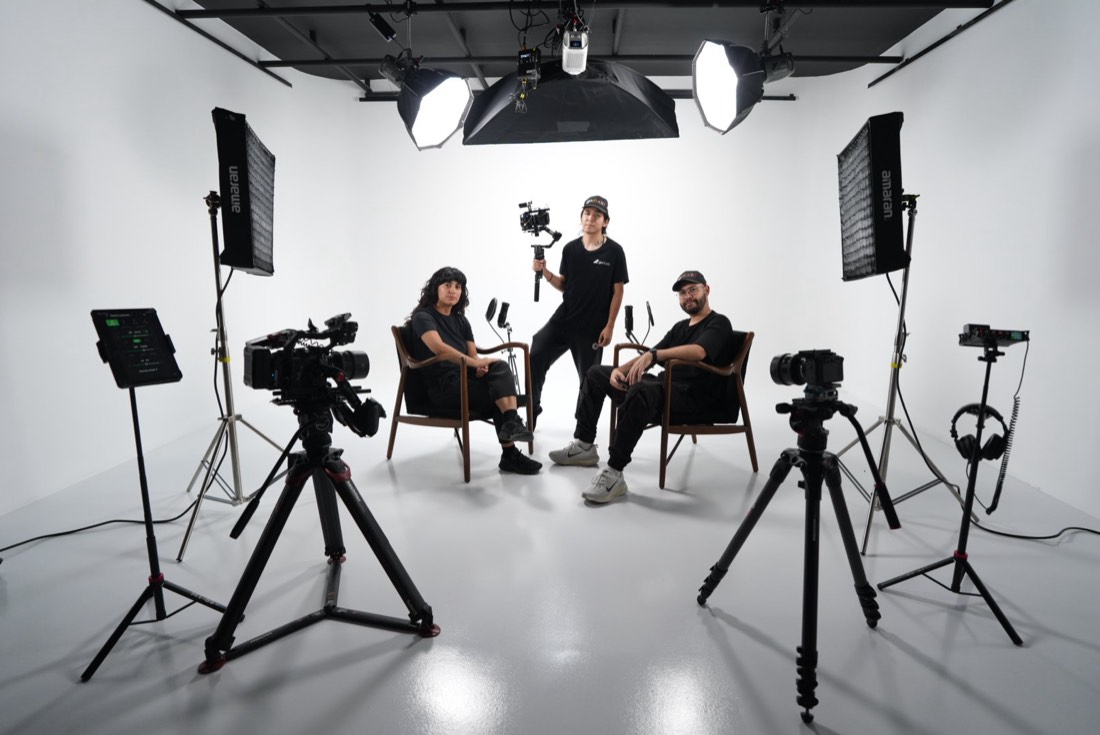crew con varias cámaras para una transmisión en vivo