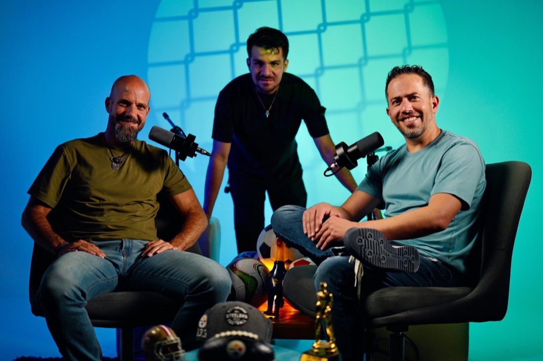 gente grabando un podcast en el foro