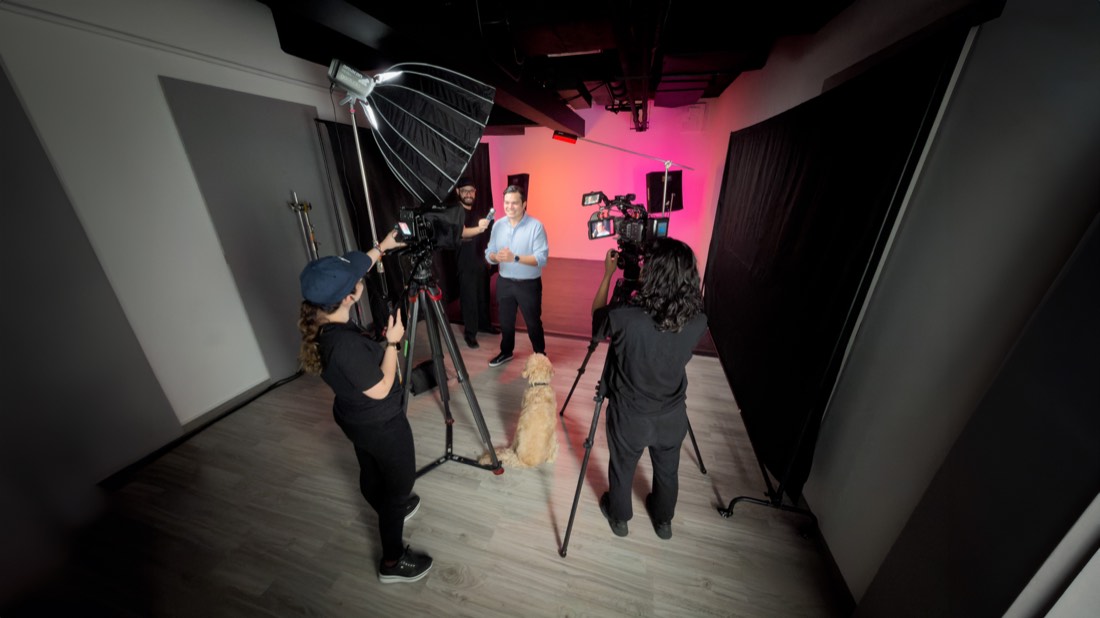 crew grabando contenido en el foro, con perro incluido