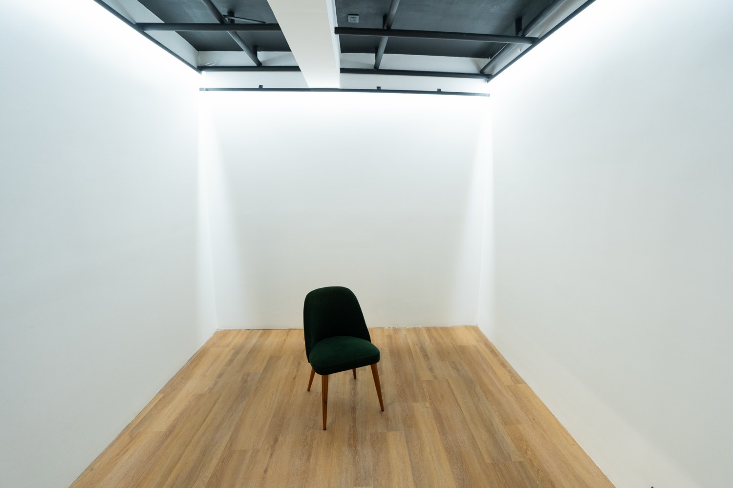 foro chico con piso de madera
