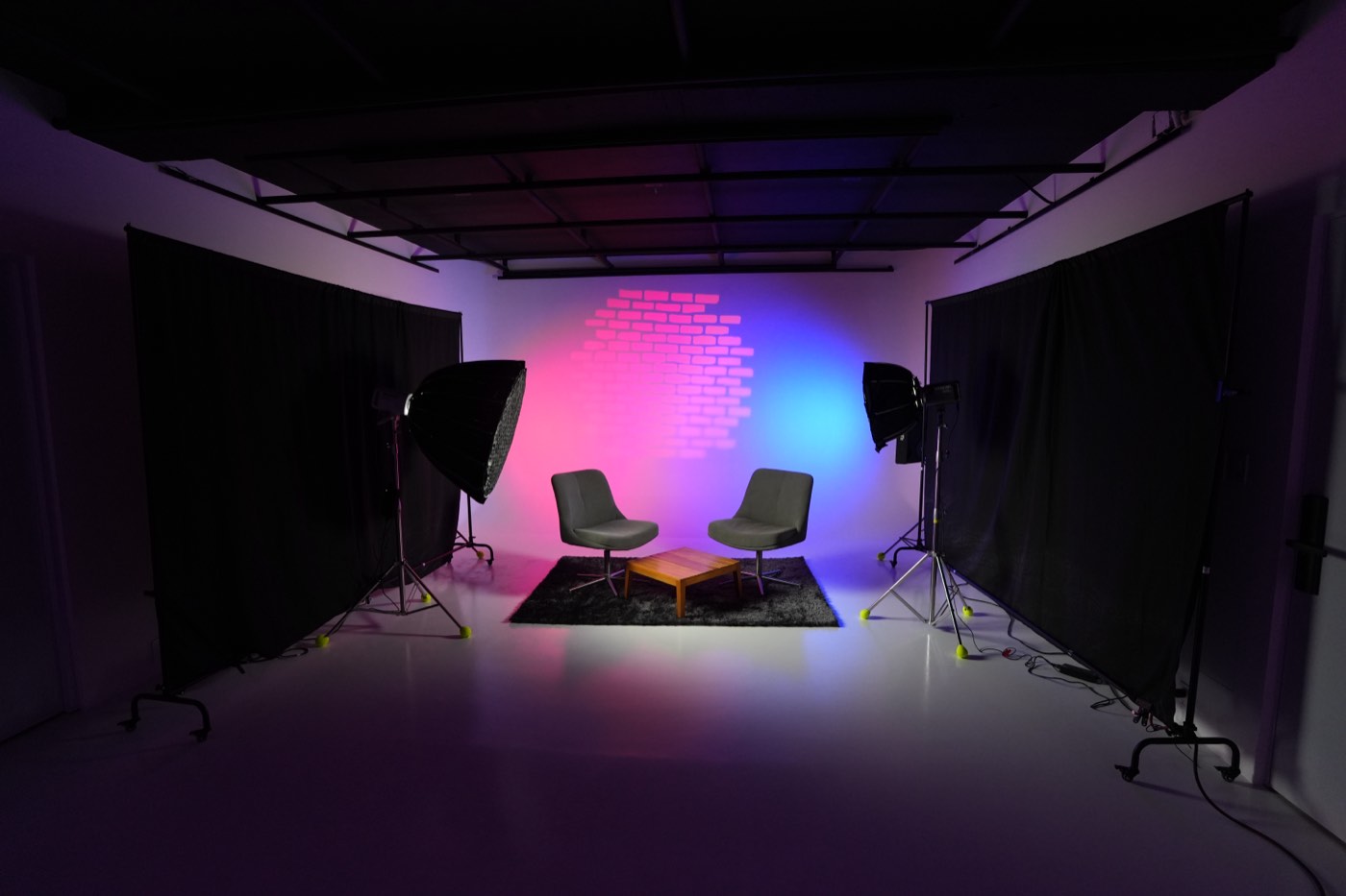 foro montado con softboxes, gobo y set de entrevista
